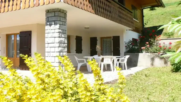 Les appartements La Clusaz Locations - Chalet Fleurs des Alpes - Terrasse abritée - rdc