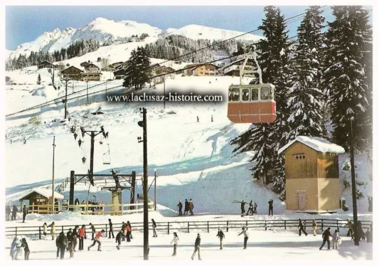 La Clusaz Locations - Photo ancienne la Clusaz les remontées mécaniques et la patinoire